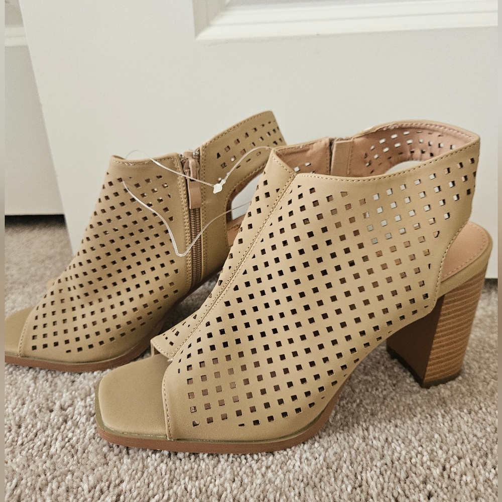 NWOT Women's Tan Perforated Block Heel Booties Size 10 FOREVER